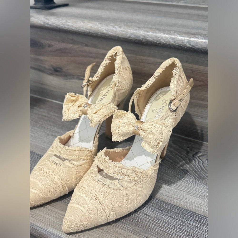 CHANEL Runway Lace Bow Pointed Toe Pumps